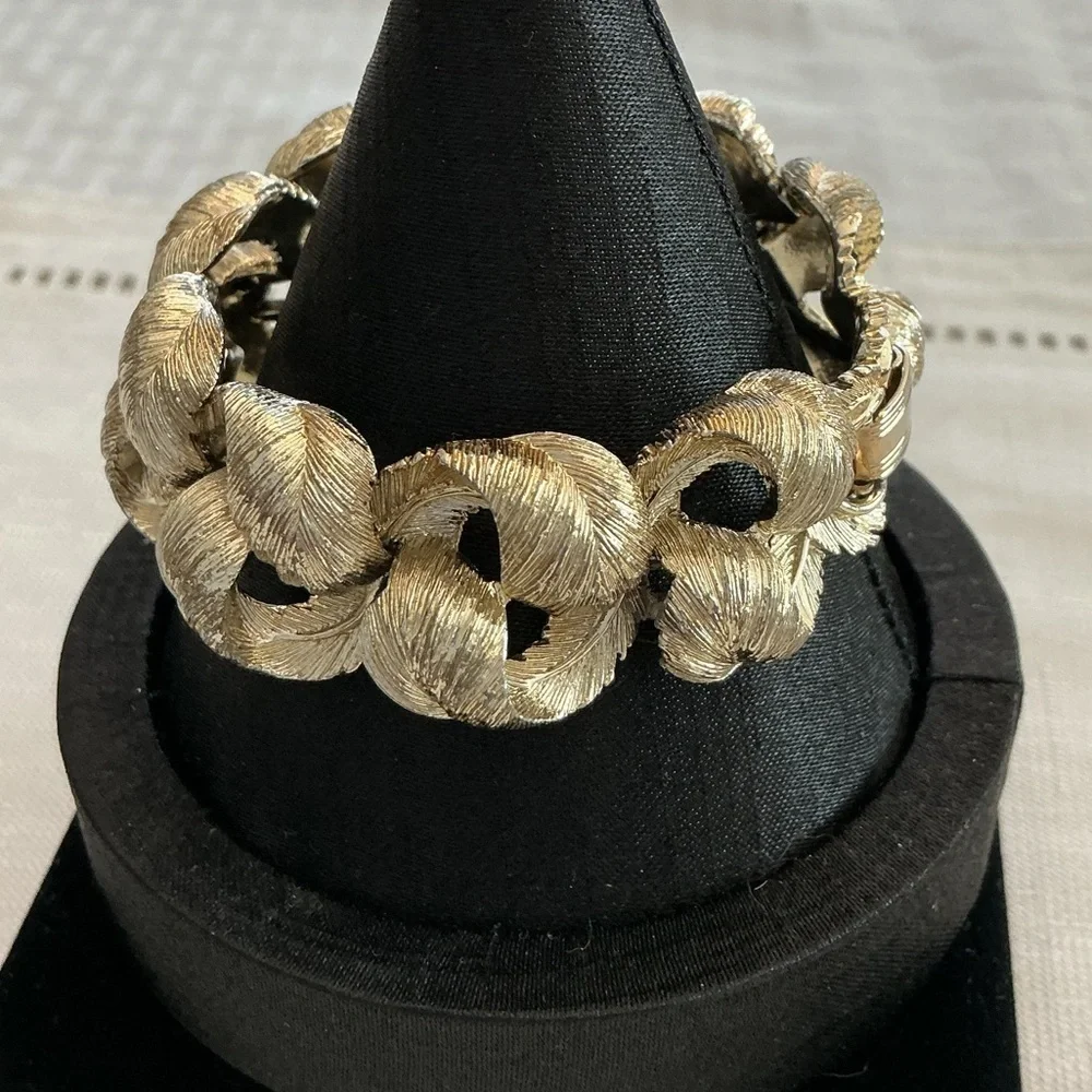 Lisner Vintage Gold Tone Plumb Bracelet
